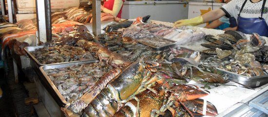 Fishmongers at Sanyuanli Market
