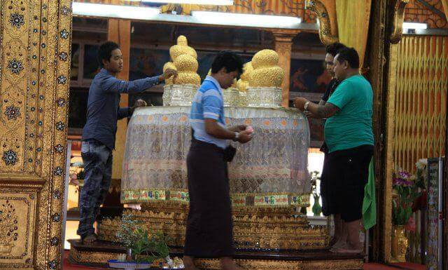 Phaung Daw Oo Paya statues