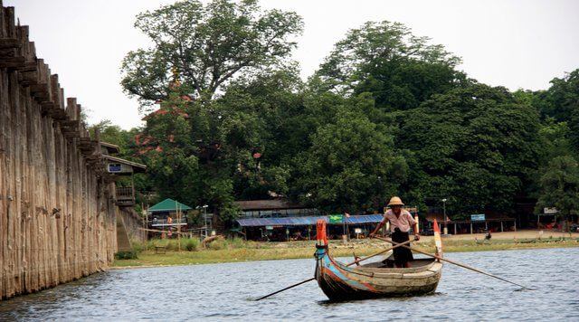 Taungthaman Lake boatman