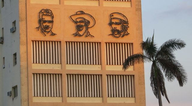 Artwork of Che Guevara on the side of a building in Havana
